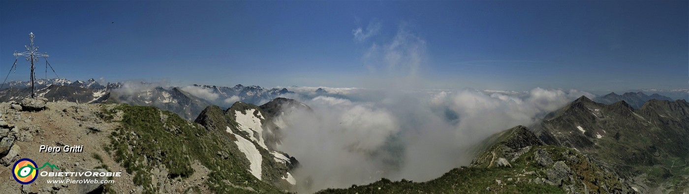 56 In vetta al Crono Stella (2620 m), nuvoloso verso la Val Brembana.jpg